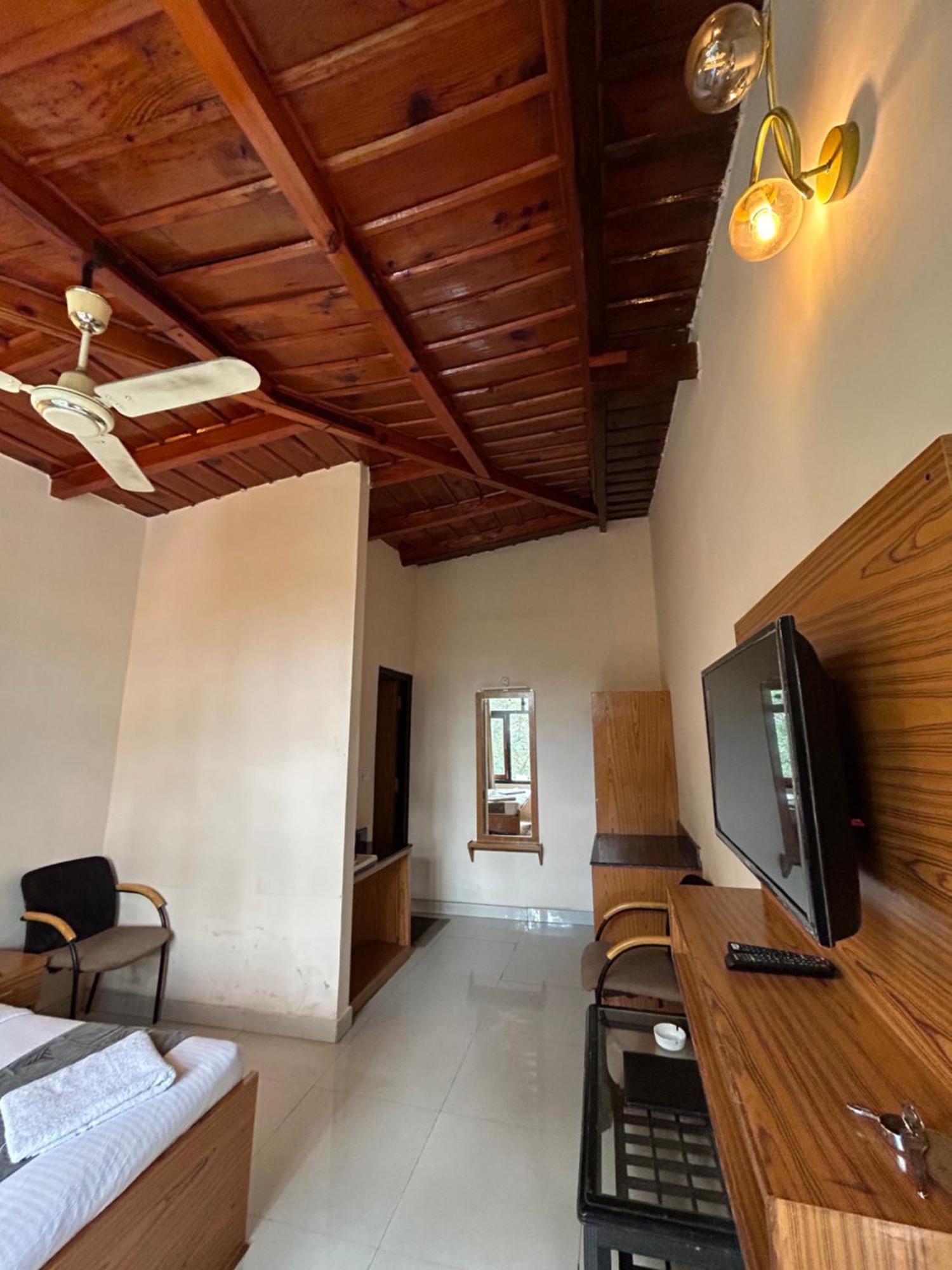 Hotel Maya Regency Bhimtal Bagian luar foto